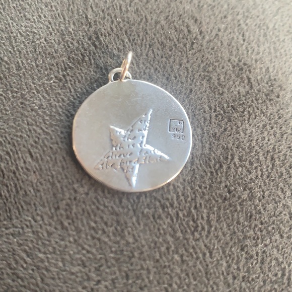 Sterling silver star charm - Picture 2 of 2